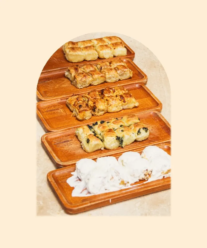 Wooden trays of mantia: meat, hot, cheese, spinach and with yogurt